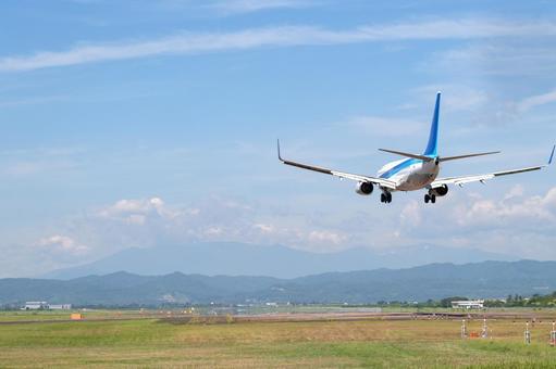 仙台空港に着陸する飛行機 仙台空港に着陸する飛行機の写真