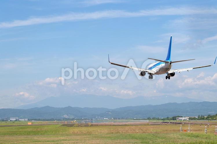 仙台空港に着陸する飛行機 飛行機,旅客機,航空機の写真素材