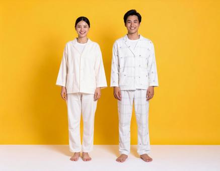 パジャマ姿で並ぶ仲良し夫婦 パジャマ姿で並ぶ仲良し夫婦の写真