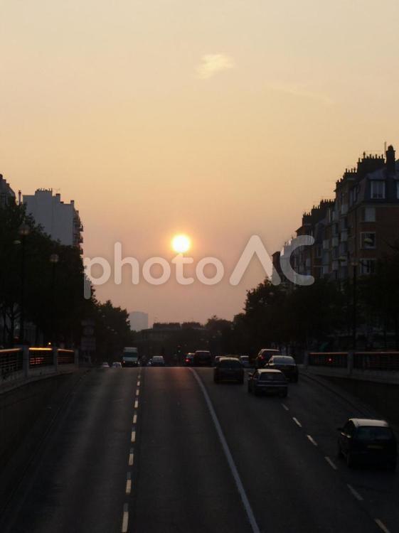 フランスの通勤帰りの街並み・夕暮れ フランス,建物,歴史の写真素材