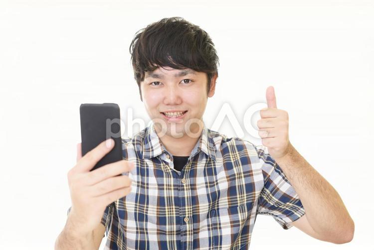 スマートフォンを持つ男性 スマホ,スマートフォン,アイフォンの写真素材