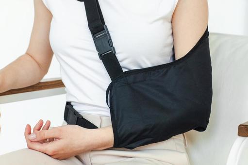 肩肘を固定した女性 ケガ,通院,治療の写真素材