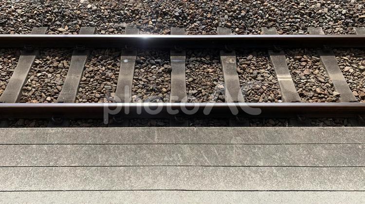 ホームから見た線路のレール レール,線路,ホームの写真素材