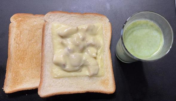 手羽元ほぐしチーズのトーストパン等の昼食 昼食,手羽元,ほぐし肉の写真素材