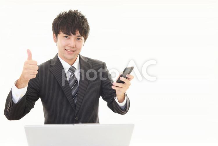 スマートフォンを持つビジネスマン 男性,サラリーマン,ビジネスマンの写真素材