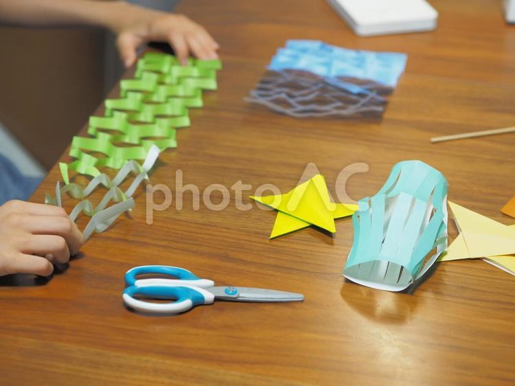 七夕飾り（網飾り）を作る子供の手 七夕飾り,七夕,網飾りの写真素材