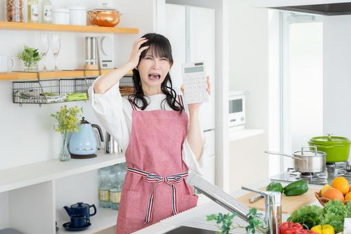 キッチンで料理を作るミドルの女性 料理,女性,ミドルの写真素材