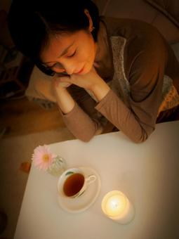 36:キャンドルを眺めてお茶を楽しむ女性 36:キャンドルを眺めてお茶を楽しむ女性 キャンドル,お茶,リラックスの写真素材