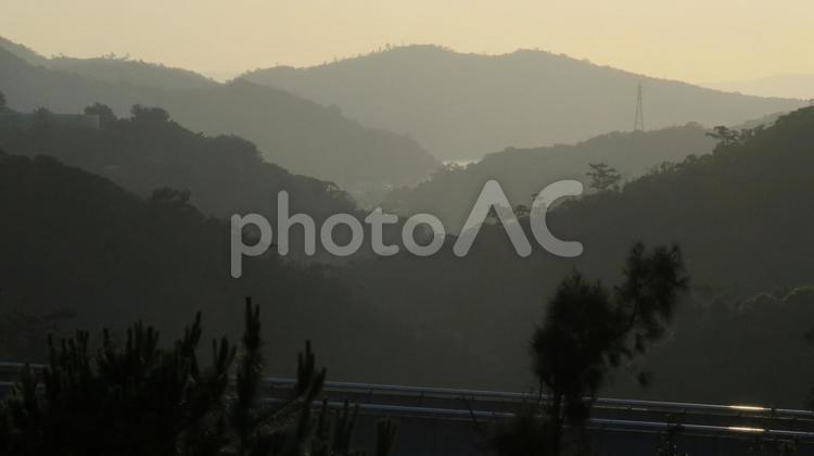 夕暮れ　沖縄県大宜味村 山,霧,木々の写真素材