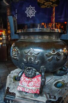 京都、六角堂の大香炉と支える邪鬼 風景,京都,六角堂の写真素材