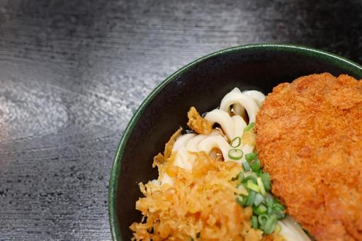 さぬきうどん店のメンチカツぶっかけ冷や さぬきうどん,うどん,メンチカツの写真素材