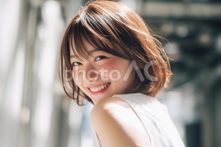 ショートヘアーが似合う笑顔の女性 女性,ショートヘアー,笑顔の写真素材