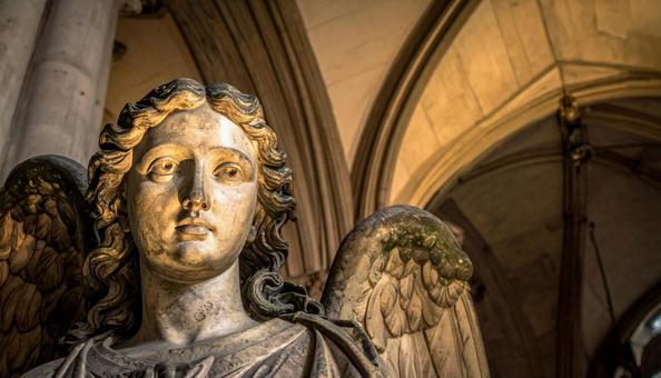 教会の天使像の写真