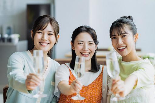 乾杯する若い女性 乾杯する若い女性 乾杯,シャンパン,女子会の写真素材