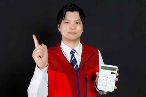 計算機を持つ男性 計算機を持つ男性 男性,計算機,赤いベストの写真素材