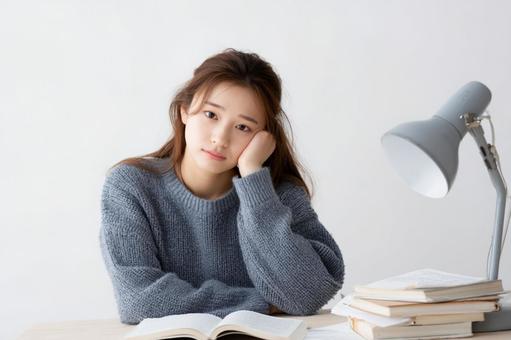 勉強に疲れた女性のイメージ 勉強に疲れた女性のイメージの写真