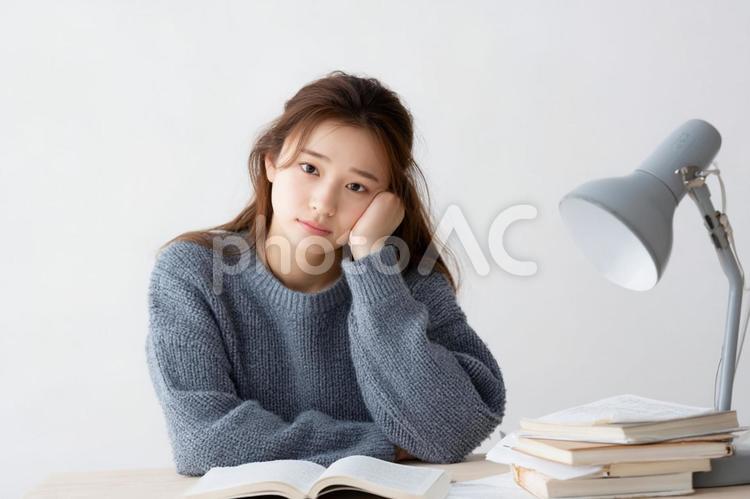 勉強に疲れた女性のイメージ 勉強,女性,人物の写真素材