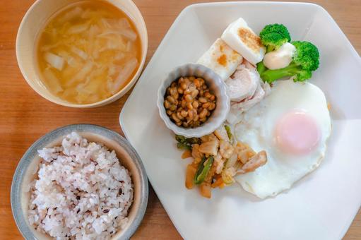 納豆とはんぺんの和朝食 納豆とはんぺんの和朝食 朝食,和食,日本食の写真素材
