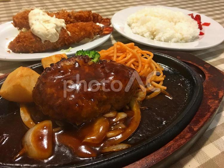 魅惑のハンバーグとエビフライの洋食セット！ じゅうじゅう,エビフライ,ジューシーの写真素材