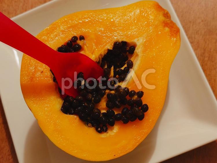 パパイヤの種を出す パパイヤ,種,断面の写真素材