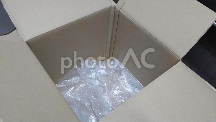プチプチの緩衝材を底に敷いたダンボール箱 引越し,荷造り,荷解きの写真素材