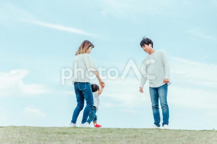 空と家族・ファミリー・赤ちゃん 家族,夫婦,赤ちゃんの写真素材