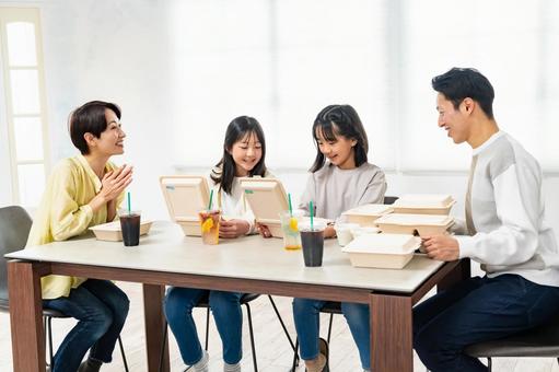 食事をする家族 食事をする家族 配達,フード,弁当箱の写真素材