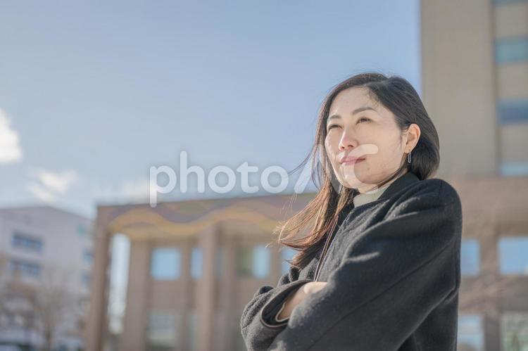 腕を組むビジネスウーマン ビジネスウーマン,女性,スーツの写真素材