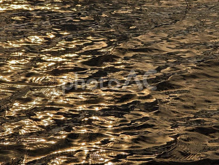 夕暮れの湖上 湖上,水面,湖の写真素材