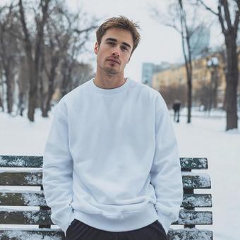 雪降る公園の男性ファッション 雪降る公園の男性ファッションの写真