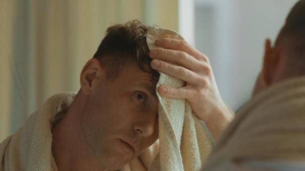 鏡を見ながら頭を拭く風呂上がりの男性 男性,外国人,欧米人の写真素材