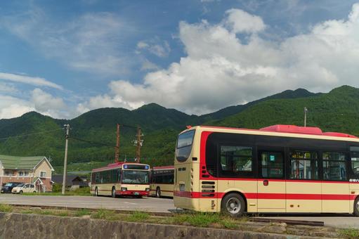 湯田中駅前のバス駐車 湯田中駅前のバス駐車の写真