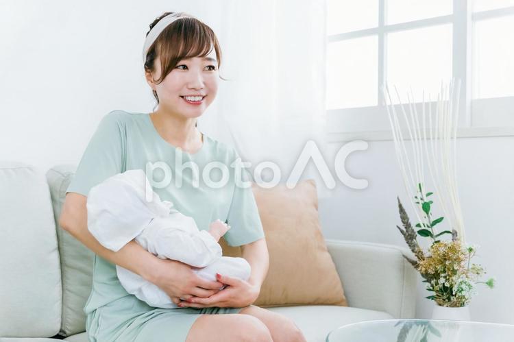 出産して赤ちゃんを抱っこする日本人女性 出産,産休,赤ちゃんの写真素材
