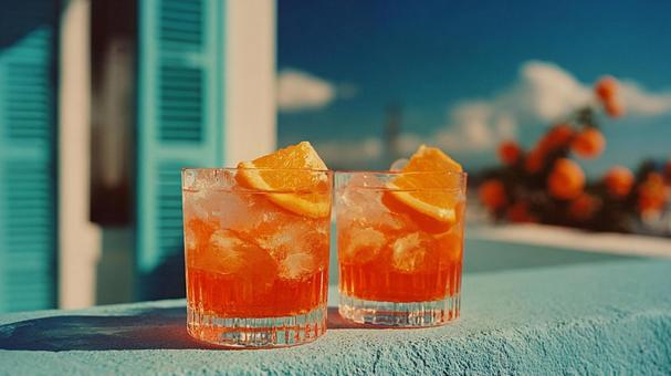 きらめく氷と柑橘類：夏のドリンクの写真