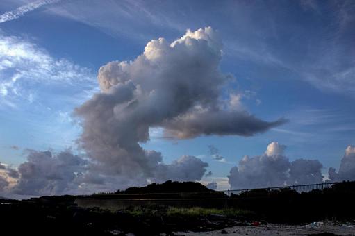 <素材>夏の夕暮れの空と入道雲 <素材>夏の夕暮れの空と入道雲 風景,青空,大空の写真素材