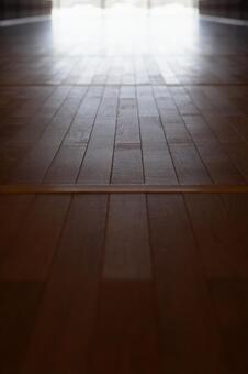光が差し込む木製の床と奥行き_縦 床,フローリング,木目の写真素材
