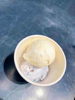 アイスクリーム アイスクリーム,2種類,バニラアイスの写真素材