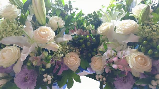 白薔薇と花たち1 白薔薇と花たち1 バラ,ゆり,てっぽうゆりの写真素材