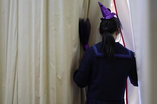 ハロウィン(様子見・魔女) ハロウィン(様子見・魔女) ハロウィン,魔女,イベントの写真素材