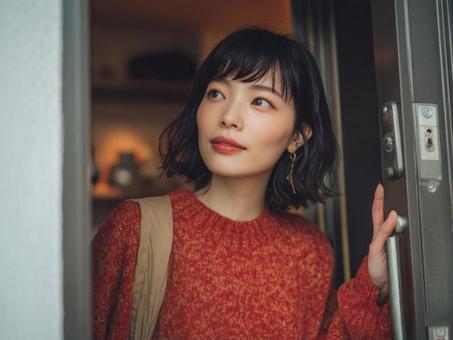 出かける女性 出かける女性の写真