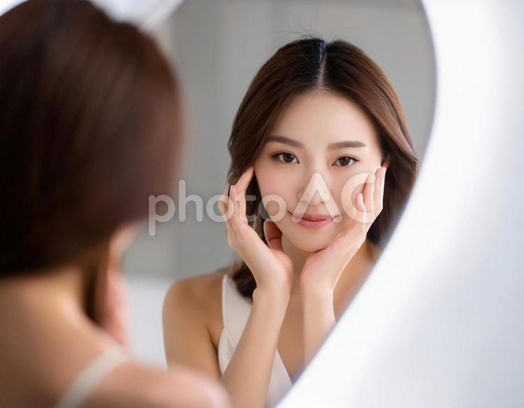 鏡を見る女性 女性,美容,人物の写真素材