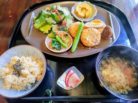 定食 定食 ヴィーガン定食,玄米,味噌汁の写真素材