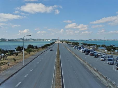 海中道路(奥側が沖縄本島) 海中道路(奥側が沖縄本島)の写真
