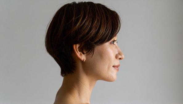 ショートヘアの女性 ショートヘアの女性の写真