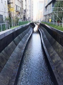 東京 路地裏の川 東京 路地裏の川 川,堀,堀川の写真素材