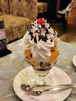 チョコレートパフェ チョコレートパフェ,チョコレートソース,生クリームの写真素材