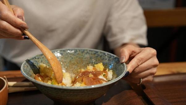 料理を食べる女性 料理を食べる女性の写真