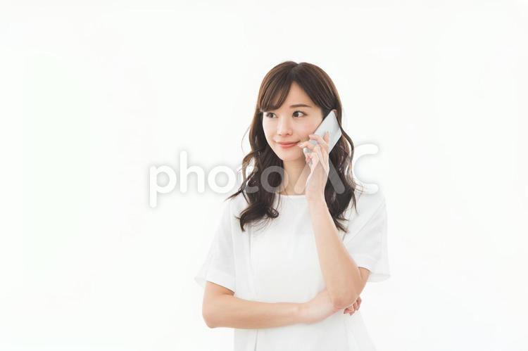スマートフォンを使う女性　 女性,人物,スマートフォンの写真素材