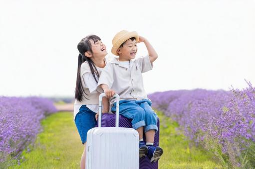 ラベンダー畑と笑顔の子ども ラベンダー畑と笑顔の子どもの写真