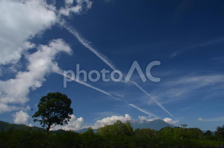 開田高原　青い空と白い雲と飛行機雲 空,雲,開田高原の写真素材